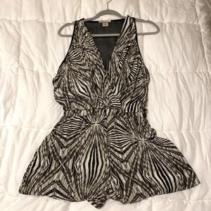 Arden B black and white patterned romper. Size: M women’s